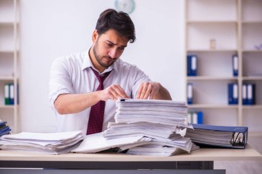 Genç işadamı ofisteki aşırı işten memnun değil.