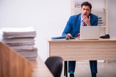 Ofiste çalışan genç işadamı.