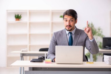 Ofiste çalışan genç bir erkek.