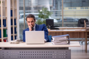 Ofiste çalışan genç bir erkek.