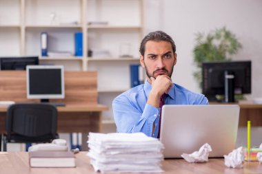 Beyin fırtınası konseptinde genç bir erkek çalışan.