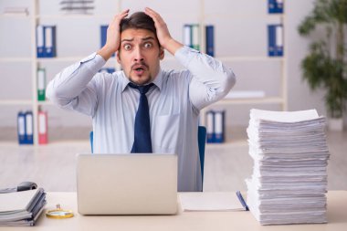 Genç işadamı aşırı çalışmaktan memnun değil.