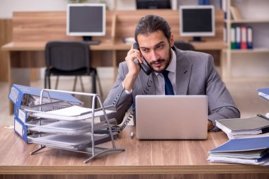 Genç işadamı aşırı çalışmaktan memnun değil.