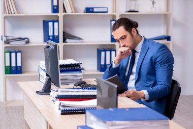 Ofiste çalışan bir işadamı.