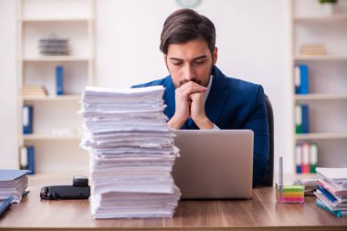 Genç işadamı ofisteki aşırı işten memnun değil.