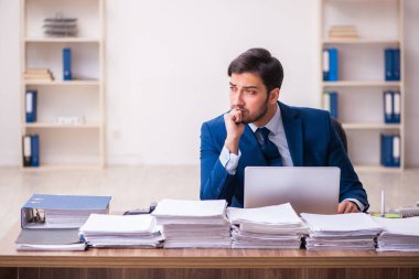 Genç işadamı ofisteki aşırı işten memnun değil.