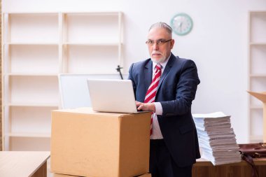 Taşınma konseptinde eski bir işadamı.