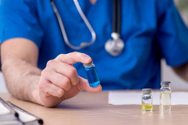 Aşı konseptinde yaşlı bir doktor.