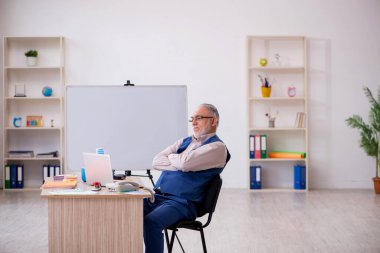 Ofiste çalışan eski erkek tasarımcı.