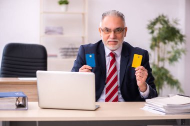 Ekommerce konseptinde eski bir işadamı