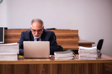 Eski erkek çalışanım ve ofiste çok işim var.