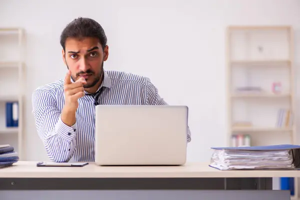 Jonge mannelijke werknemer werkzaam in het kantoor — Stockfoto