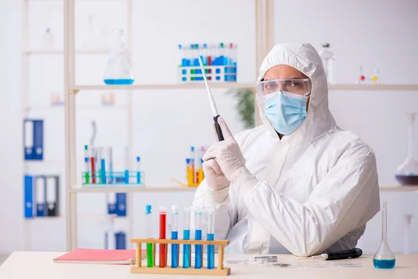 Young male chemist working at the lab during pandemic — Stock Photo, Image