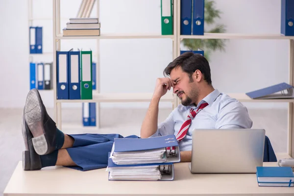 Jonge mannelijke werknemer werkzaam in het kantoor — Stockfoto