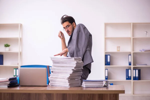 Lustige junge männliche Angestelltenmagier und zu viel Arbeit im Büro — Stockfoto