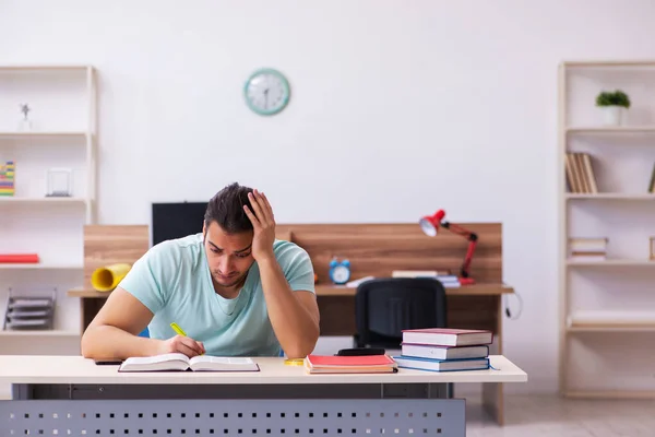 Jeune étudiant masculin se préparant à l'examen à la maison — Photo