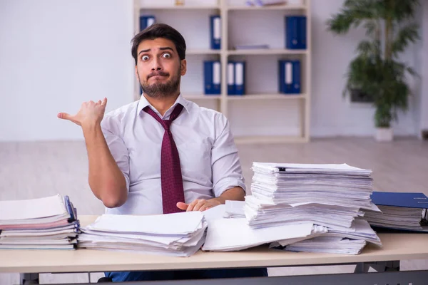 Jeune homme d'affaires employé mécontent du travail excessif au bureau — Photo