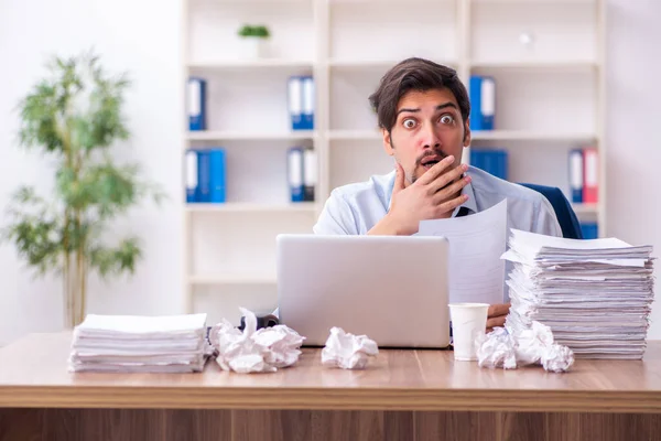 Junge männliche Mitarbeiter lehnen neue Ideen im Büro ab — Stockfoto