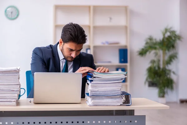 Jovem empresário empregado e muito trabalho no escritório — Fotografia de Stock