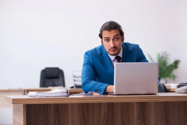 Jeune employé masculin travaillant sur le lieu de travail — Photo