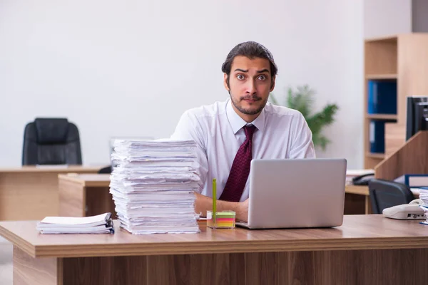 Jeune employé masculin mécontent du travail excessif au bureau — Photo