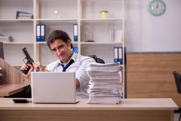 Jeune employé masculin mécontent du travail excessif au bureau — Photo