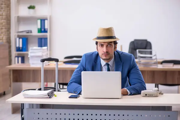 Mladý zaměstnanec se připravuje na cestu do kanceláře — Stock fotografie