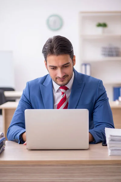 Giovane dipendente attraente che lavora in ufficio — Foto Stock