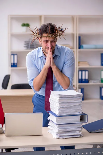 Junge männliche Angestellte trägt stacheligen Kranz auf dem Kopf — Stockfoto