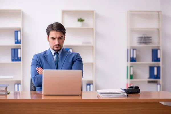 Jeune homme d'affaires employé travaillant dans le bureau — Photo