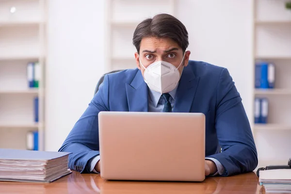 Jovem empresário empregado que trabalha no escritório durante pandemia — Fotografia de Stock