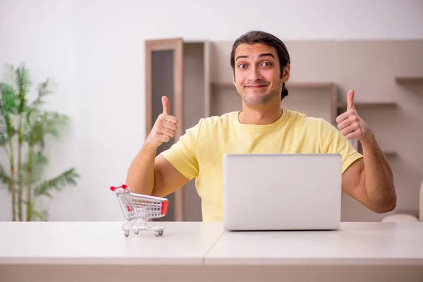 Young man in e-commerce concept at home — Stock Photo, Image