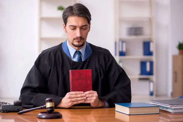 法廷で働く若い男性裁判官 — ストック写真