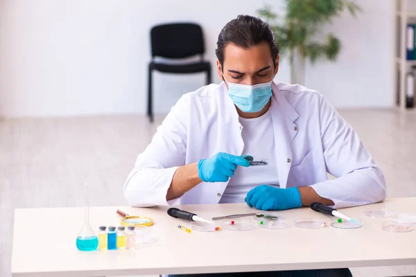Ung manlig kemist som arbetar i labbet under en pandemi — Stockfoto