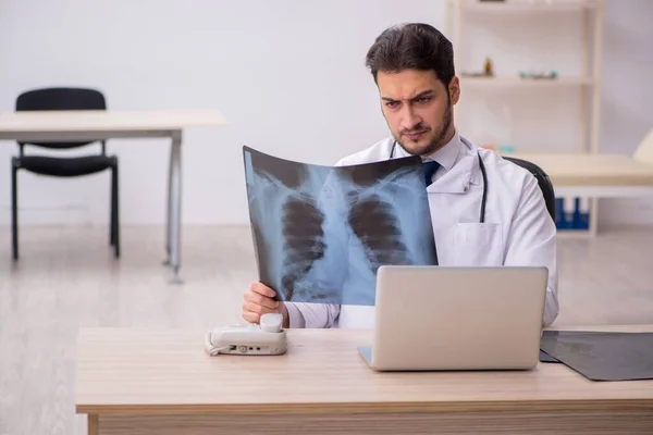 Young male doctor radiologist working in the clinic — Stock Photo, Image