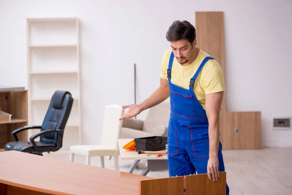 Joven carpintero masculino mesa de reparación en la oficina — Foto de Stock