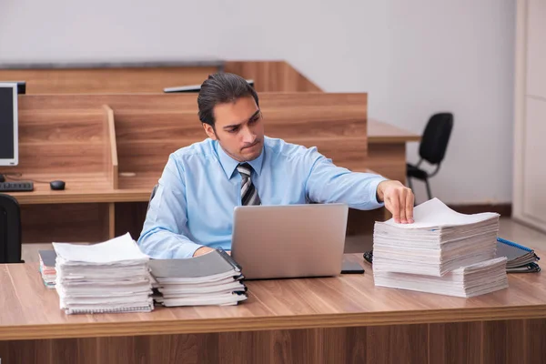 Giovane dipendente maschio infelice con il lavoro eccessivo — Foto Stock