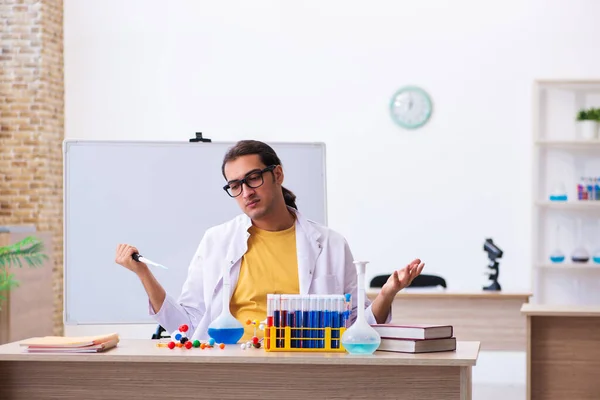 Giovane insegnante di chimica maschile in classe — Foto Stock