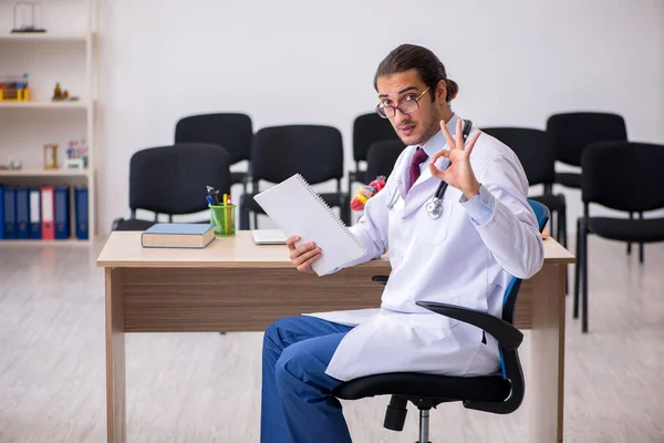 Ung manlig läkare ger seminarium i klassrummet — Stockfoto