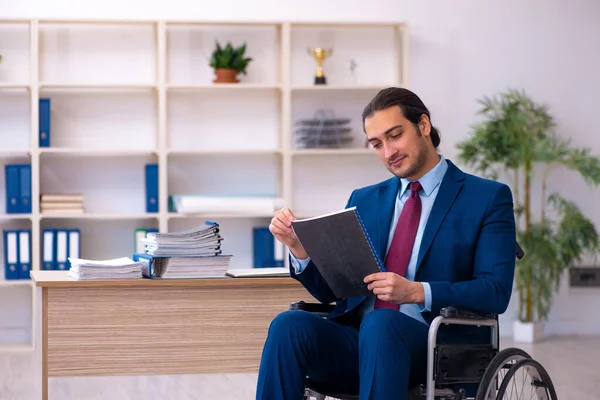 Junge behinderte Angestellte im Büro — Stockfoto