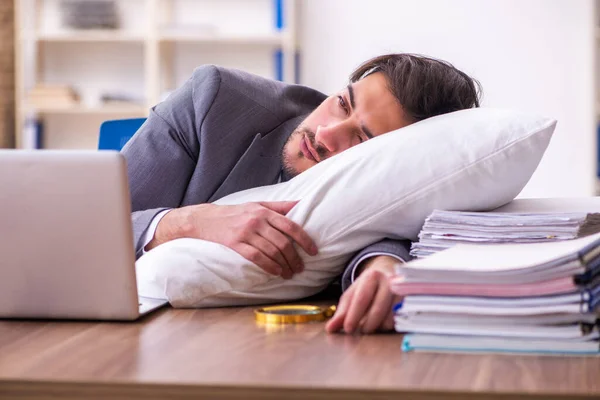 Joven empleado masculino en concepto de sueño excesivo — Foto de Stock