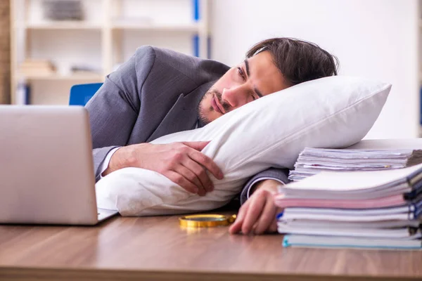 Ung manlig anställd i oversleeping koncept — Stockfoto