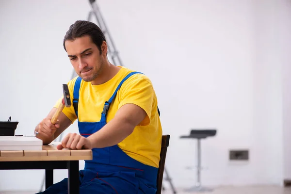 在室内工作的年轻男性木匠 — 图库照片