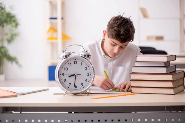 Mužský žák v konceptu time managementu — Stock fotografie