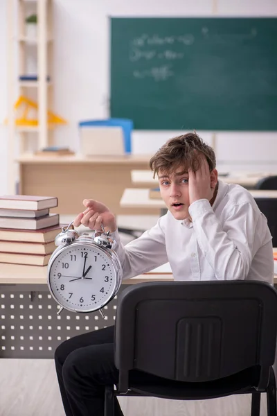 Alumno masculino en concepto de gestión del tiempo —  Fotos de Stock