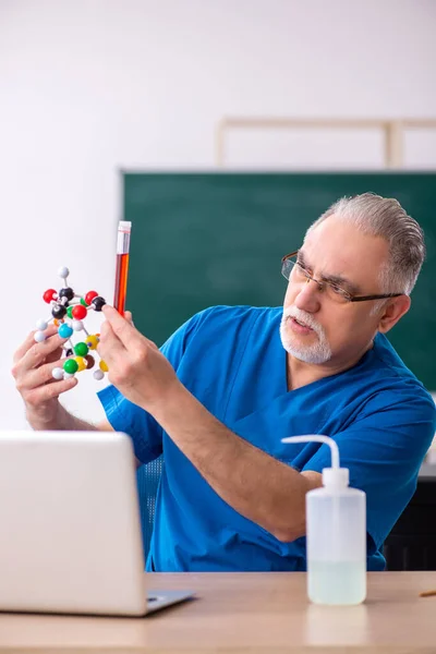 Starý učitel chemie v učebně — Stock fotografie