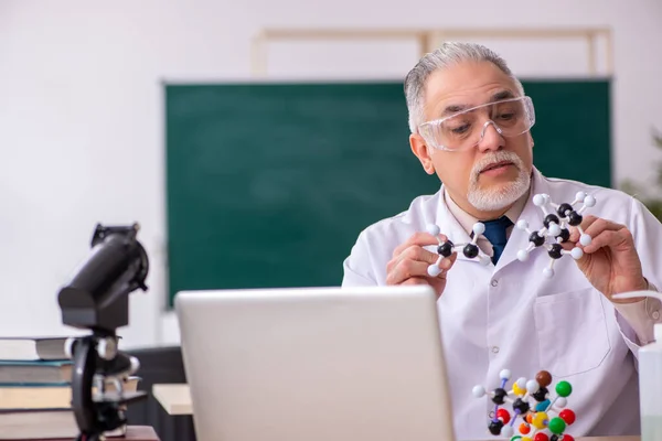 Viejo profesor químico en el aula — Foto de Stock