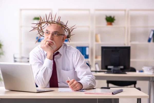 Alter männlicher Angestellter trägt stacheligen Kranz auf dem Kopf — Stockfoto