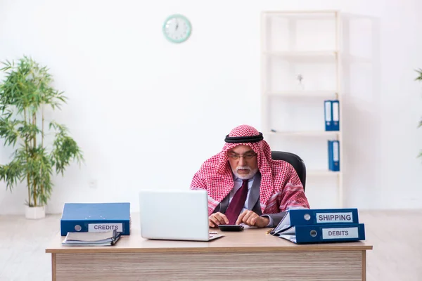 Contabile arabo maschile estremamente stanco con un lavoro eccessivo — Foto Stock