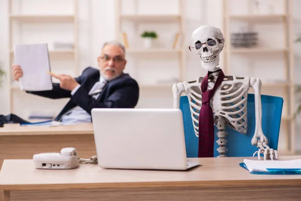 Dead employee working in the office — Stock Photo, Image